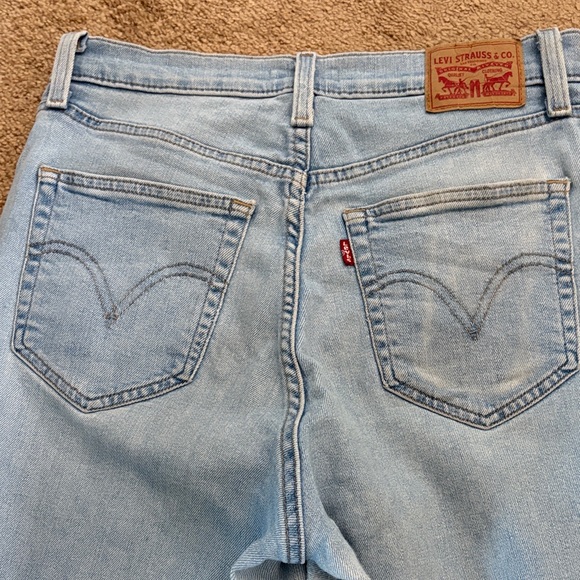 Levi’s Women’s Size 30 High Waisted Mom Jean Light Blue Straight/Skinny Leg - Picture 9 of 11